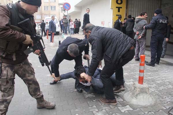 Bakan korumaları silahlı kavgaya müdahale etti