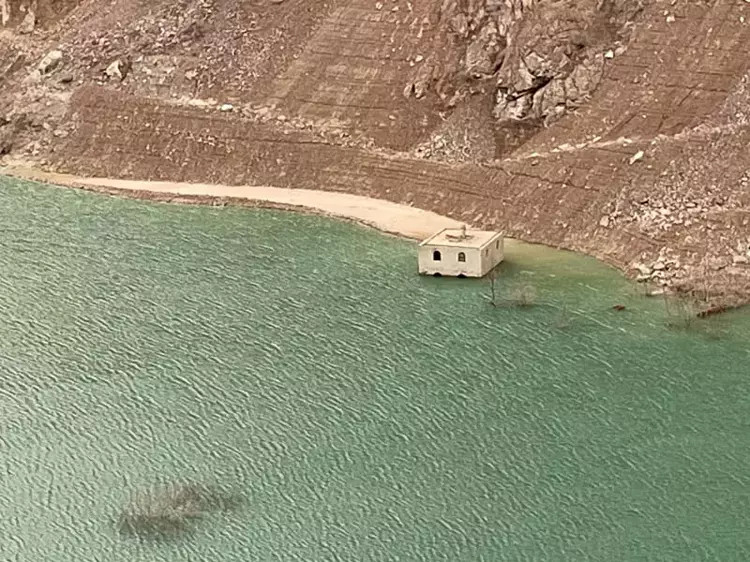 Yusufeli Barajı'nda sular çekildi... Eski köyler gün yüzüne çıktı!