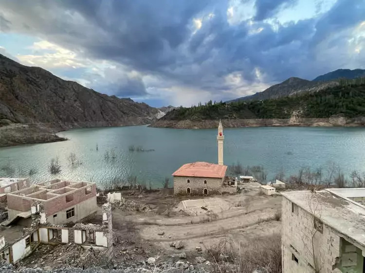 Yusufeli Barajı'nda sular çekildi... Eski köyler gün yüzüne çıktı!