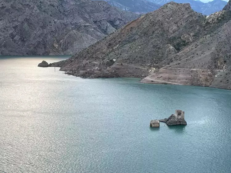 Yusufeli Barajı'nda sular çekildi... Eski köyler gün yüzüne çıktı!