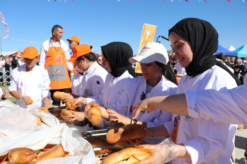 Kayseri'de vatandaşlara 1 ton sucuk döner dağıtıldı