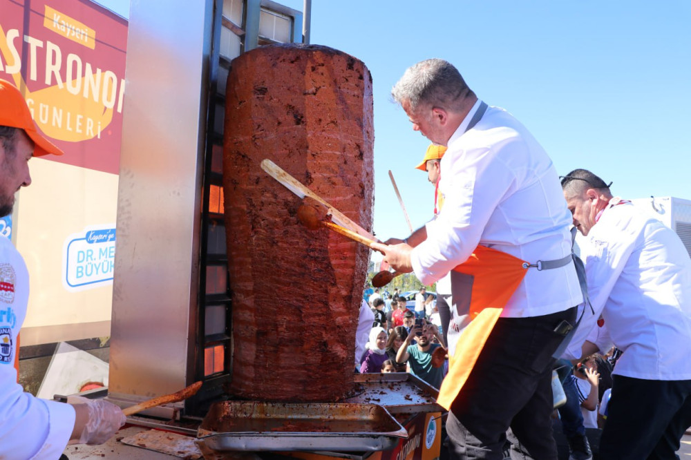 Kayseri'de vatandaşlara 1 ton sucuk döner dağıtıldı