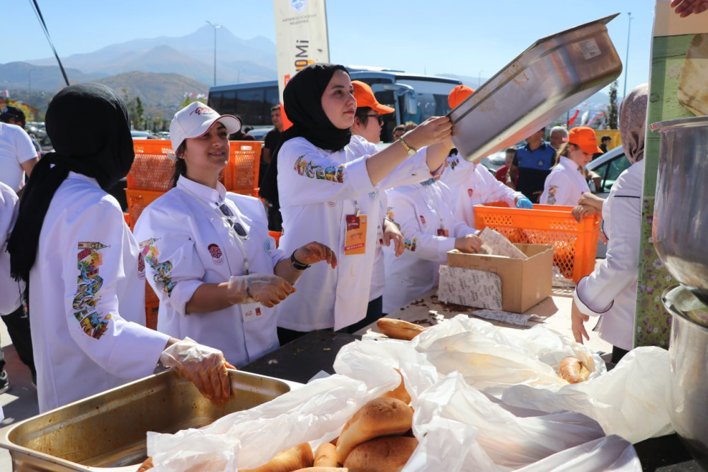 Kayseri'de vatandaşlara 1 ton sucuk döner dağıtıldı