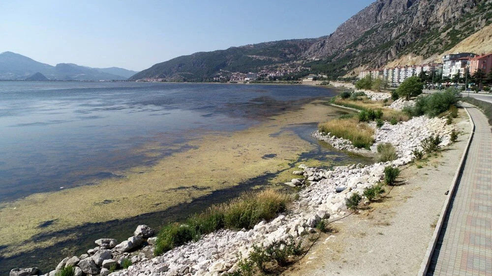 Eğirdir Gölü kuruyor: Su kaydırağı ortada kaldı!