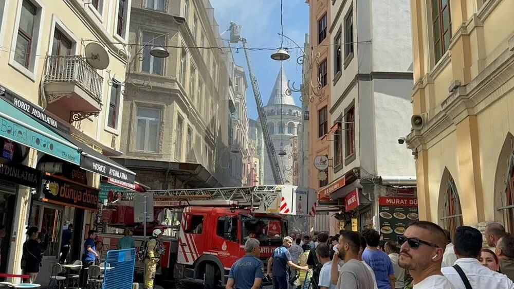 Galata’da yangın paniği!