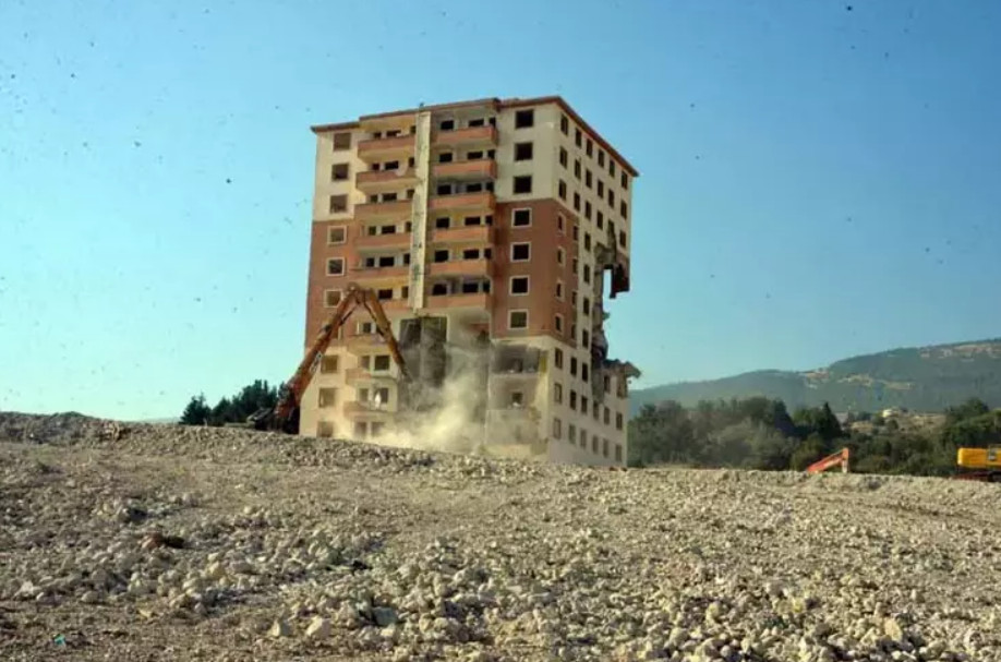 Güçlendirme ruhsatı alınmayan orta hasarlı binalar için yıkım kararı