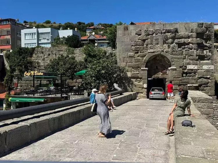 6 bin 600 nüfuslu Amasra'ya 1.5 milyon turist!