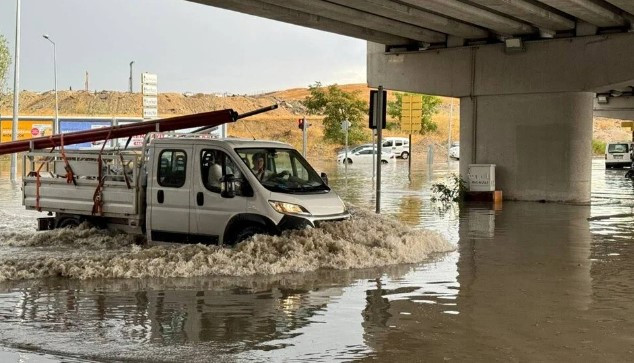 Sağanak Ankara'yı felç etti