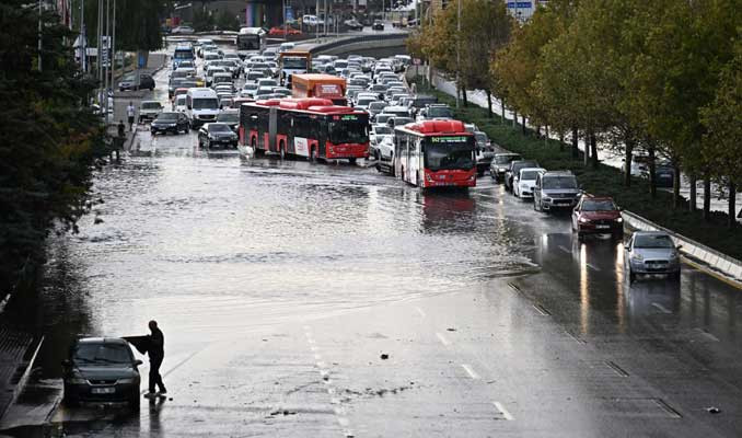 Sağanak Ankara'yı felç etti