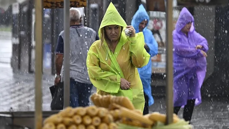 Meteoroloji saat verdi: İstanbul için kuvvetli sağanak uyarısı!