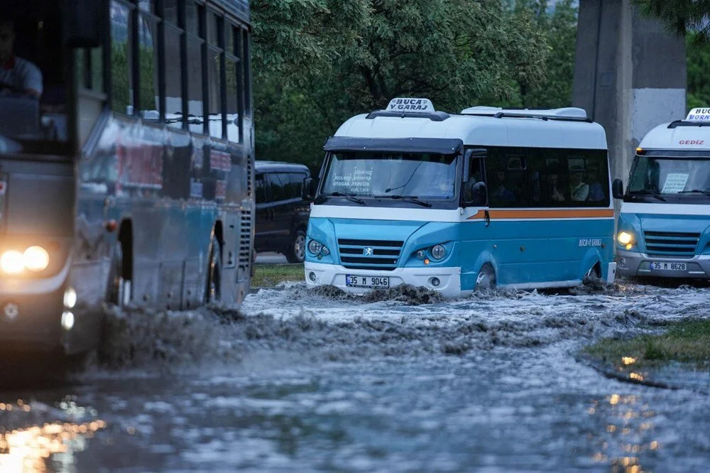 Ege’de şiddetli yağış: Araçlar sulara kapıldı, yollar çöktü!