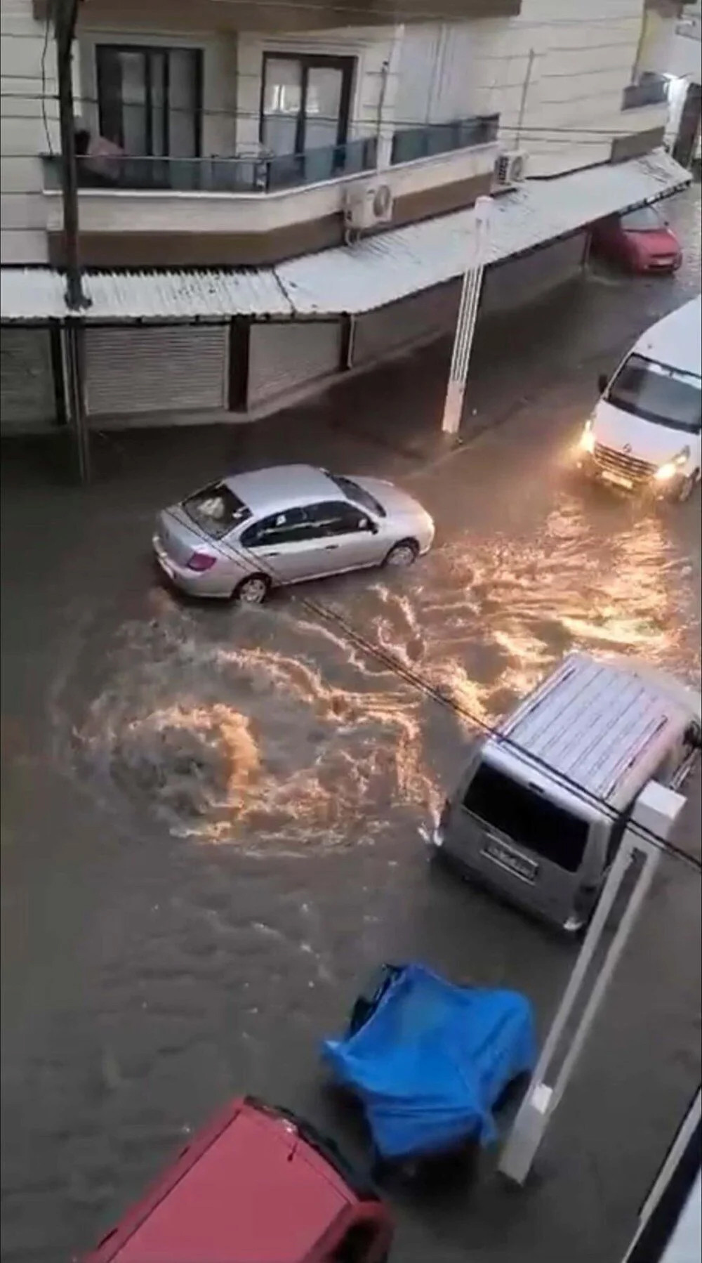 Ege’de şiddetli yağış: Araçlar sulara kapıldı, yollar çöktü!