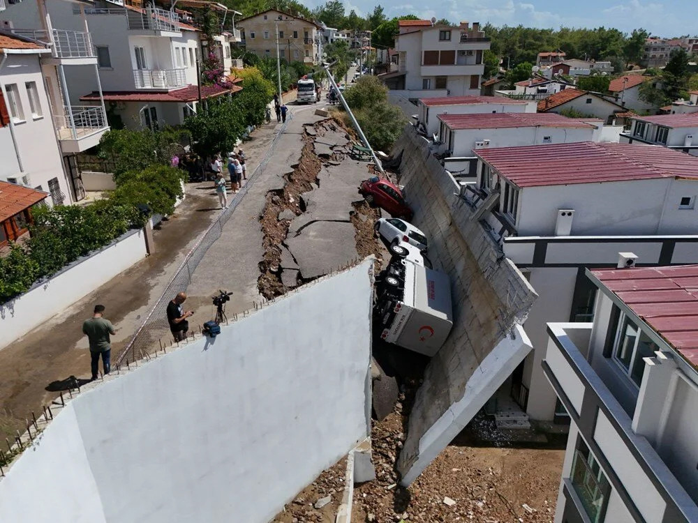 Ege’de şiddetli yağış: Araçlar sulara kapıldı, yollar çöktü!