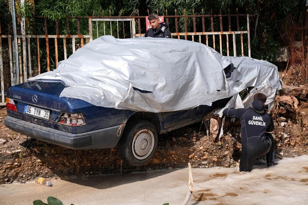 Ege’de şiddetli yağış: Araçlar sulara kapıldı, yollar çöktü!