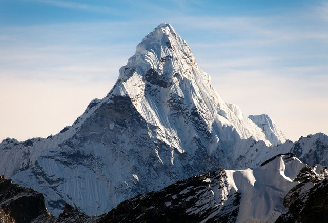 Everest'in ünvanı tehlikede: Dünyanın en yüksek dağı mı?